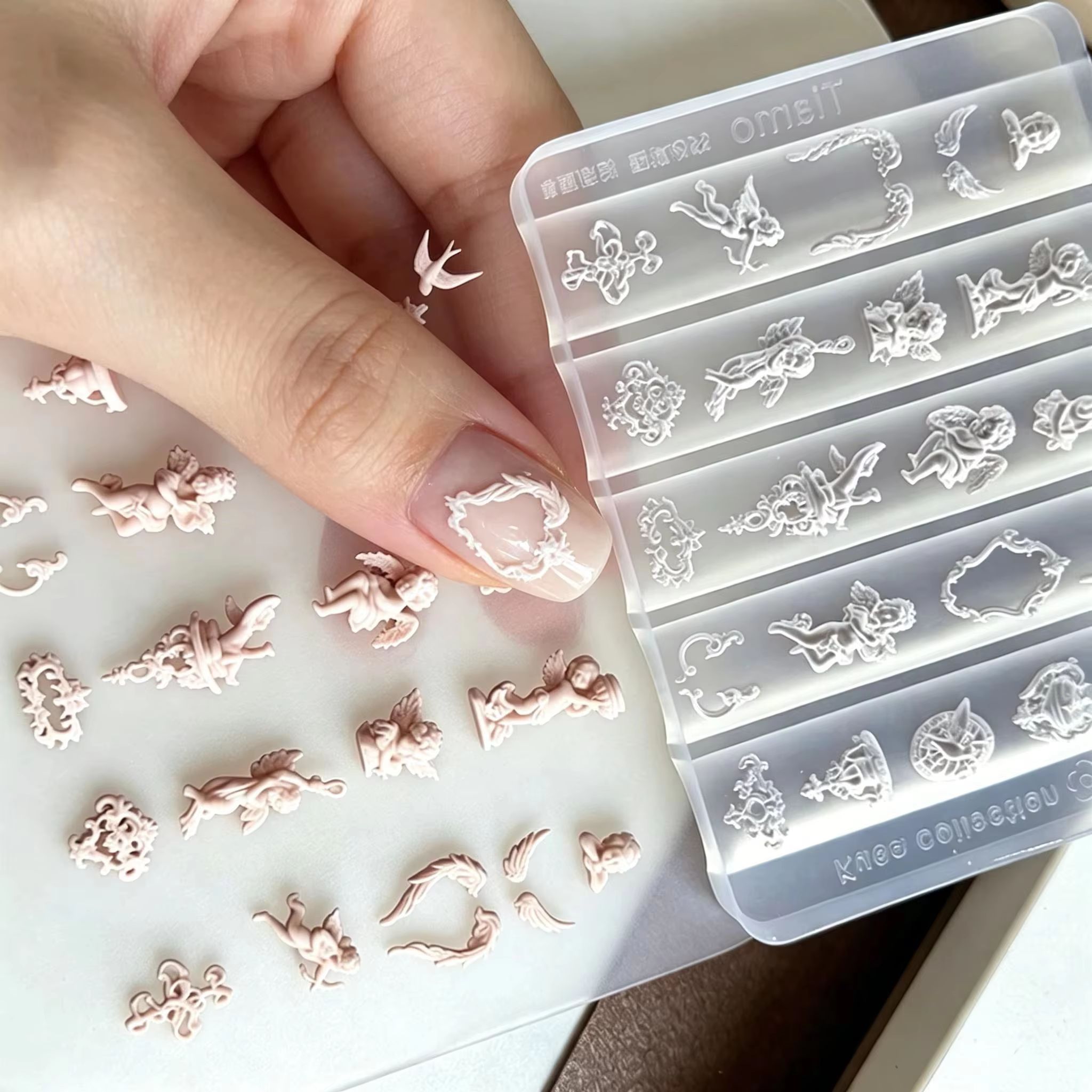 Resin Art Template - 1個入り 3D ヴィンテージ キューピッド＆フローラルレリーフ ネイルアートテンプレート エンジェルシリコンネイルモールド